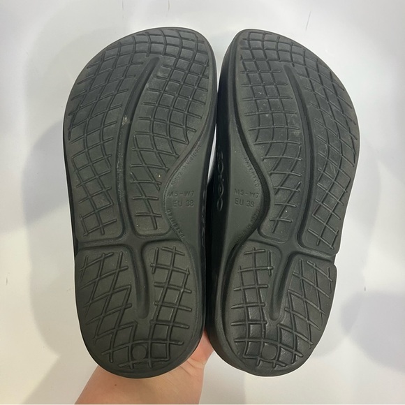 Oofos ooahh slides recovery shoes black comfort Shoes unisex sizing women’s 7 - Picture 7 of 8